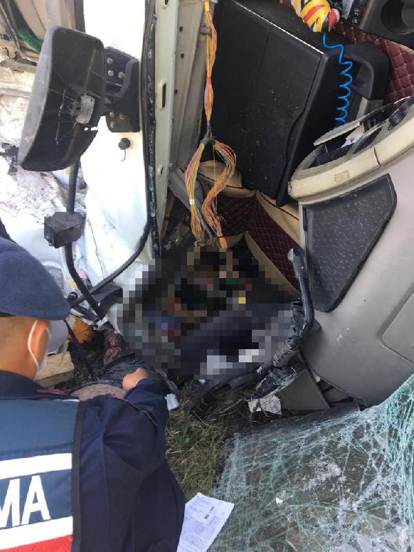 Kütahya’da TIR'lar çarpıştı! 2 kişi öldü 1 yaralı var - Resim: 0