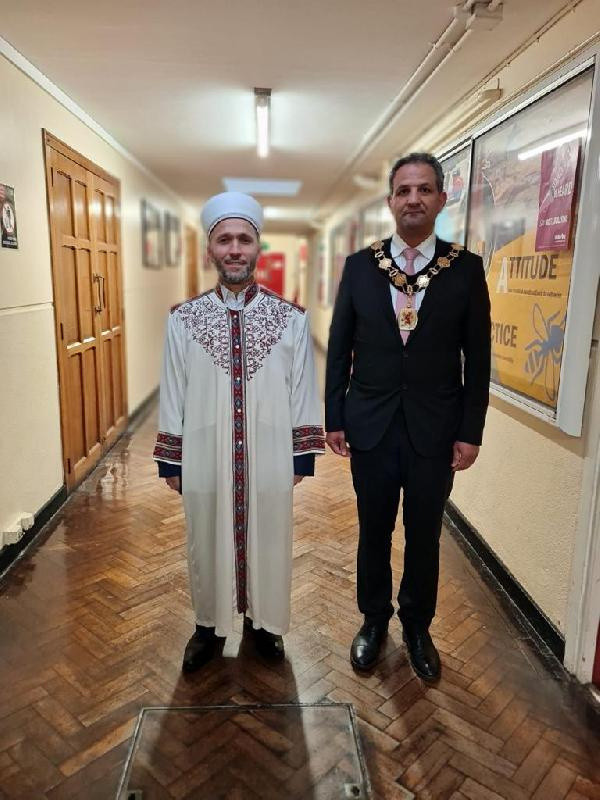 İngiltere'de yeniden başkan seçilen Türk mazbatayı alırken Kuran okudu - Resim: 0