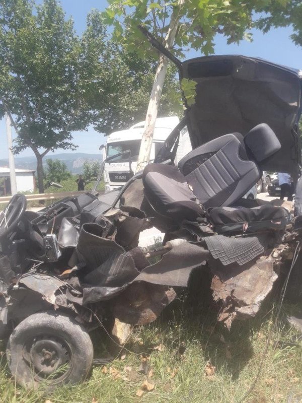 Bursa'da araç ikiye bölündü! Kazada can pazarı - Resim: 0