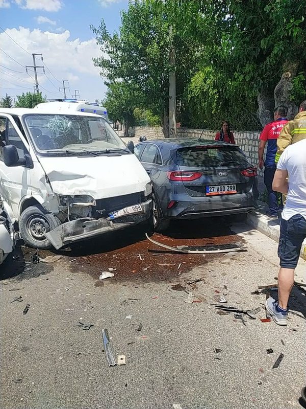 Mardin'de 3 araç birbirine girdi! Yaralılar var - Resim: 0