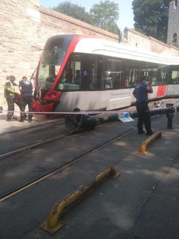 İstanbul'da feci kaza! Gülhane'de tramvay elektrik direğine çarptı raydan çıktı - Resim: 0