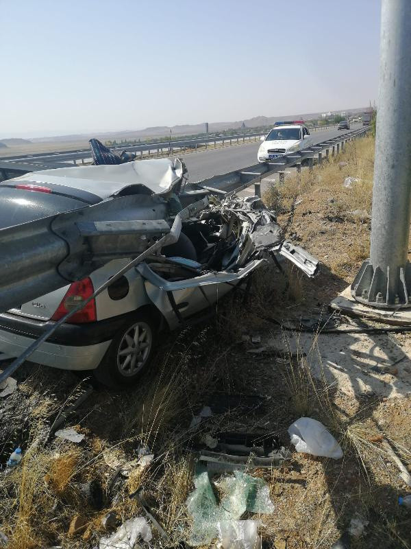 Kırıkkale'de korkunç kaza! Araç bariyere girdi hurdaya döndü - Resim: 0