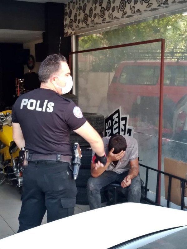 Tam o anda yakalandı! Antalya'da dakikalarca gözyaşı döktü: Aç olduğunu söylese yardımcı olurduk - Resim: 0