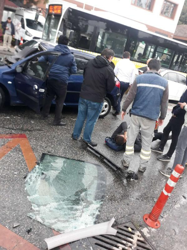 Üsküdar'da İETT otobüsüyle otomobil kafa kafaya çarpıştı - Resim: 0