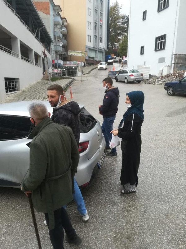 Son model araçla dilenmeye geldi! Üzerinden bakın ne kadar çıktı: Bilecik halkı çok para veriyor - Resim: 0