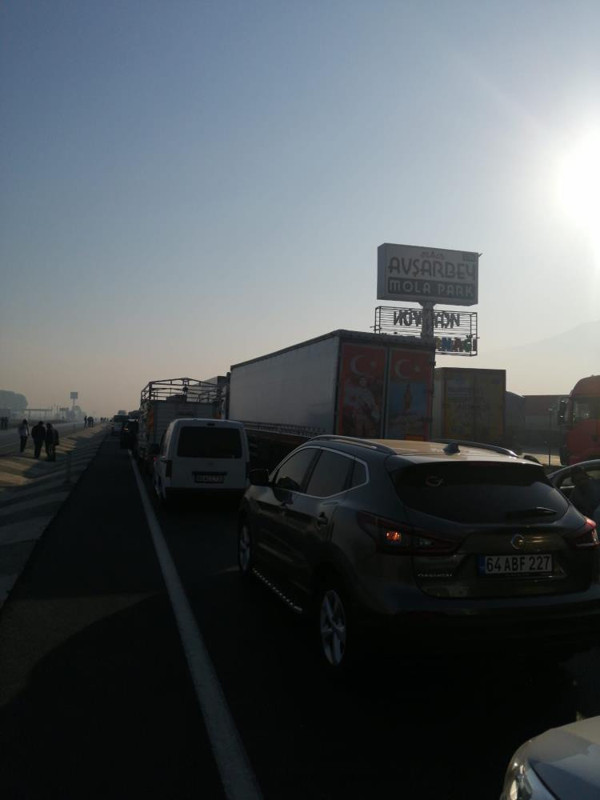 Afyonkarahisar'da aşırı siste zincirleme kaza! TIR'lar hurdaya döndü - Resim: 0