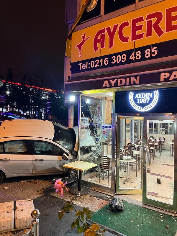 Kartal'da feci kaza! Otomobil börekçiye böyle girdi - Resim: 1