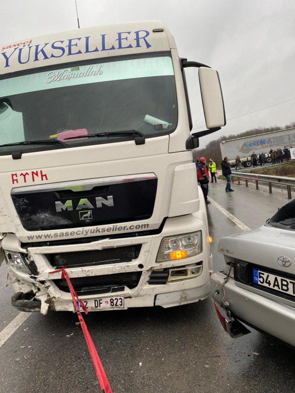 Sakarya'da feci kaza! TIR otomobile arkadan çarptı: Ölen kişi bakın kim çıktı - Resim: 0