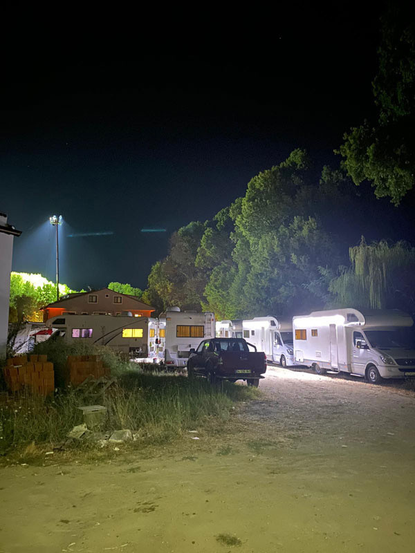 Marmaris'i ayağa kaldırılar! Burak Deniz ve Serenay Sarıkaya 'nın yeni dizisine şikayet yağdı - Resim: 2