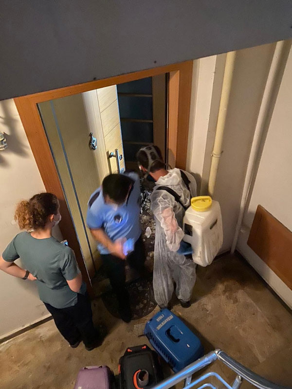 Bir dönemin yıldızının çöp evde yaşadığı ortaya çıkmıştı! Engür Kalender'den kötü haber geldi sanatçı hastaneye yatırıldı - Resim: 1