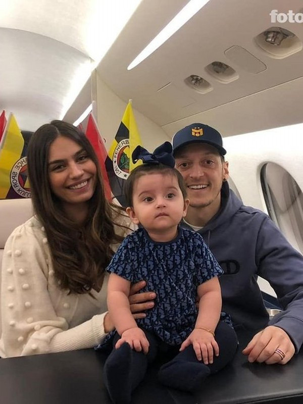 Mesut Özil'in milyonluk hediyesine bakın! Özil:'' 5 çocuk sözümüz var'' - Resim: 0