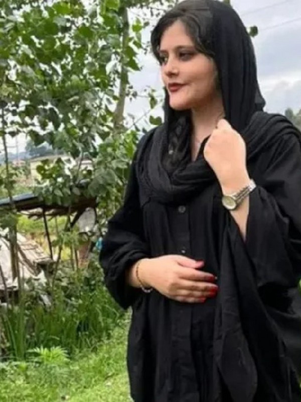 İran'lı kadınlara Hülya Avşardan 3 dilde destek geldi - Resim: 0