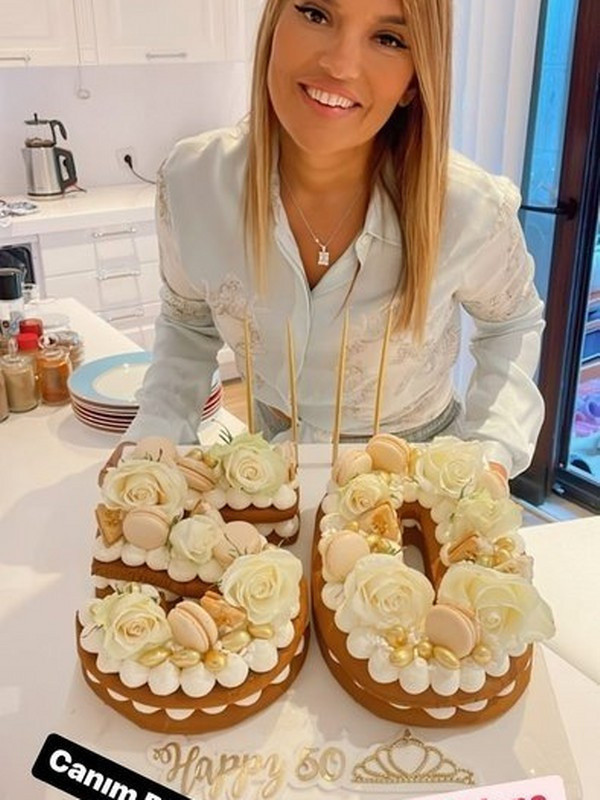 Yürüyen marka Demet Akalın yine yaptı yapacağını! 'Kombini gözleri şaşı etti - Resim: 2