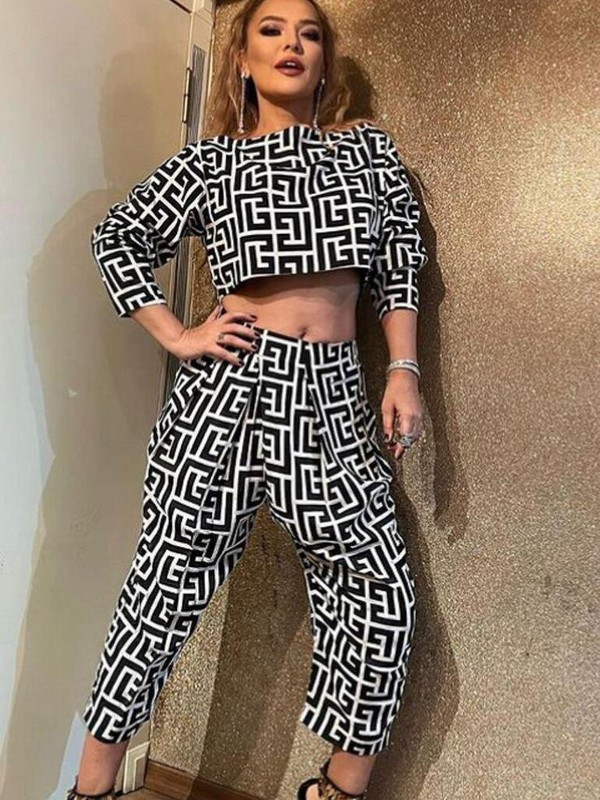 Yürüyen marka Demet Akalın yine yaptı yapacağını! 'Kombini gözleri şaşı etti - Resim: 1