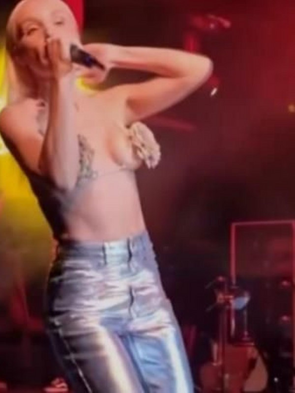 ''Vücudu ile değil müziği ile ilgileniyorum'' Nükhet Duru Gülşen'e destek oldu - Resim: 0