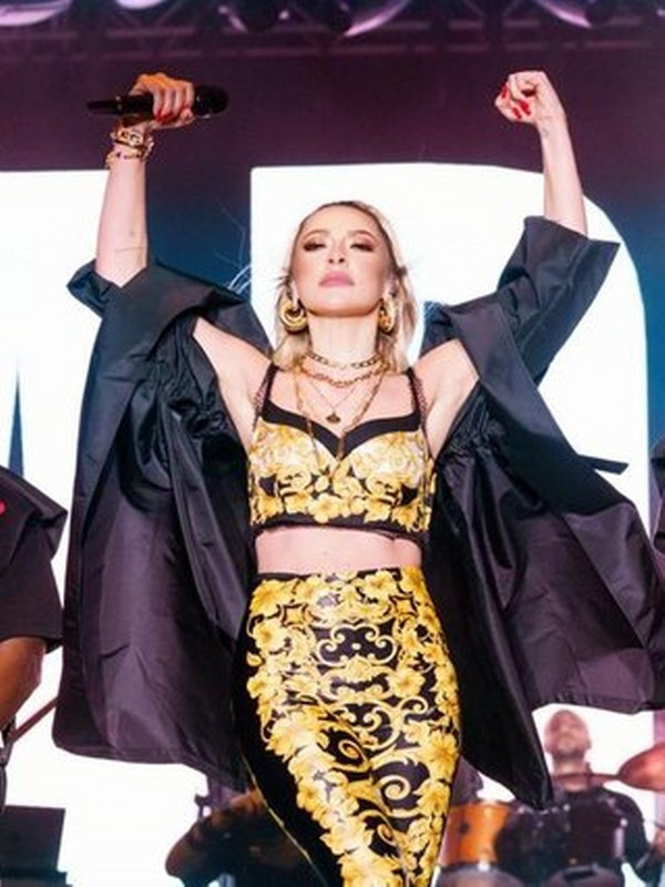 Hadise yüzüğü attı, boşandı sahneden eski kocasına fena gönderme yaptı! - Resim: 1