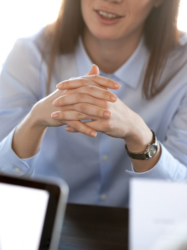 Beden diliniz sizi ele veriyor! Karşınızdaki sürekli burnuna dokunuyorsa sebebi buymuş - Resim: 0