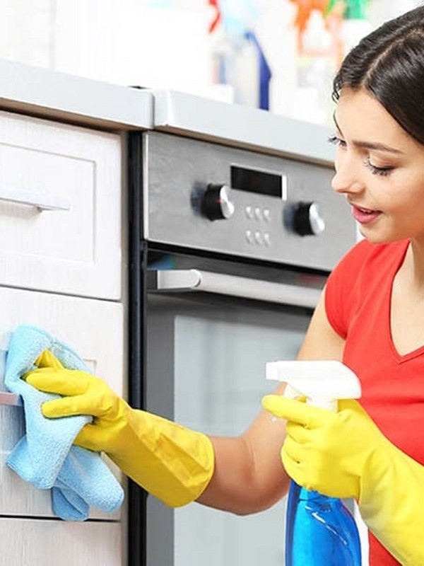 Görenler 'Mutfak dolabını yeni mi yaptırdın' diyecek! Mutfak dolaplarında yağdan eser kalmayan temizleme yöntemi - Resim: 0