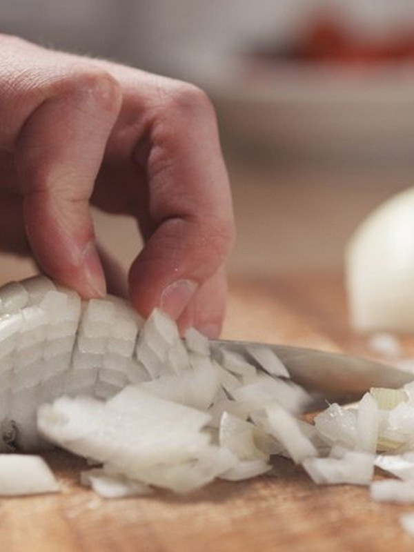 Yemek yaparken ağlamayın soğanın göz yakmaması için bu yöntemleri deneyin - Resim: 0