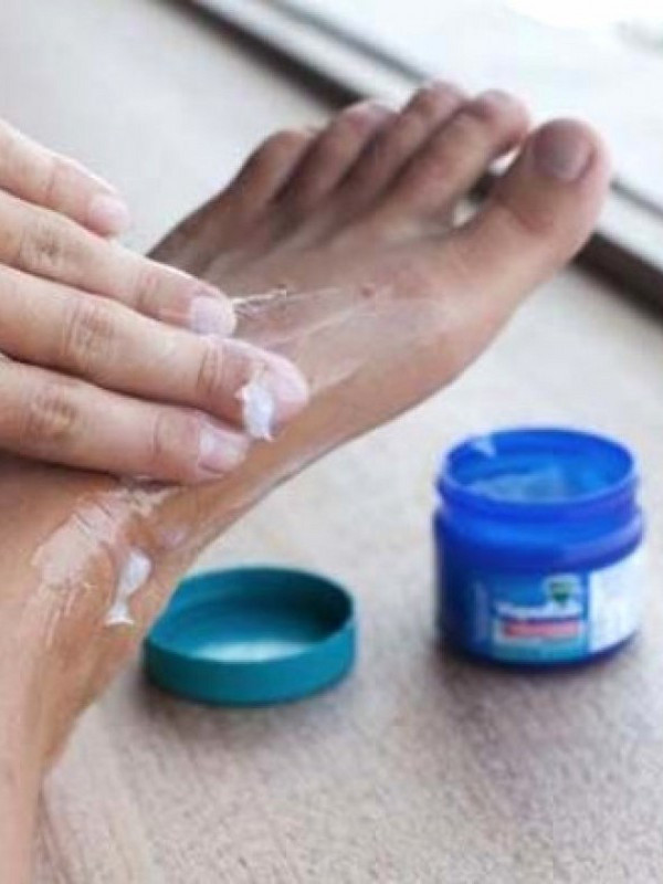 Vicks kremi ayağınıza sürdüğünüzde olanlara inanamayacaksınız! Vicks kremin bilinmeyen kullanım alanları - Resim: 0