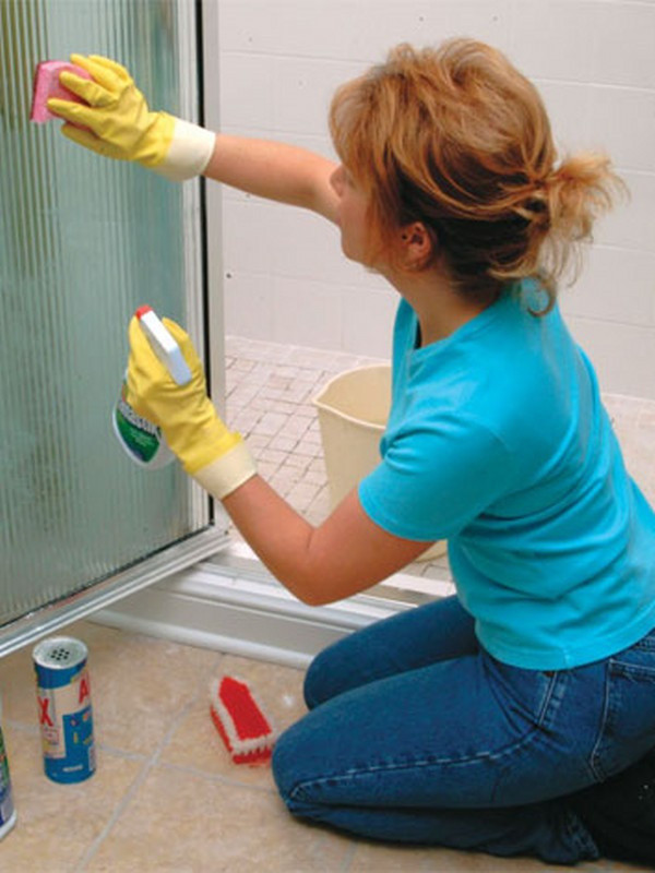 Duşakabindeki kireç lekeleri kabus olmasın! Duşakabini pırıl pırıl yapan yöntem bakın neymiş - Resim: 0