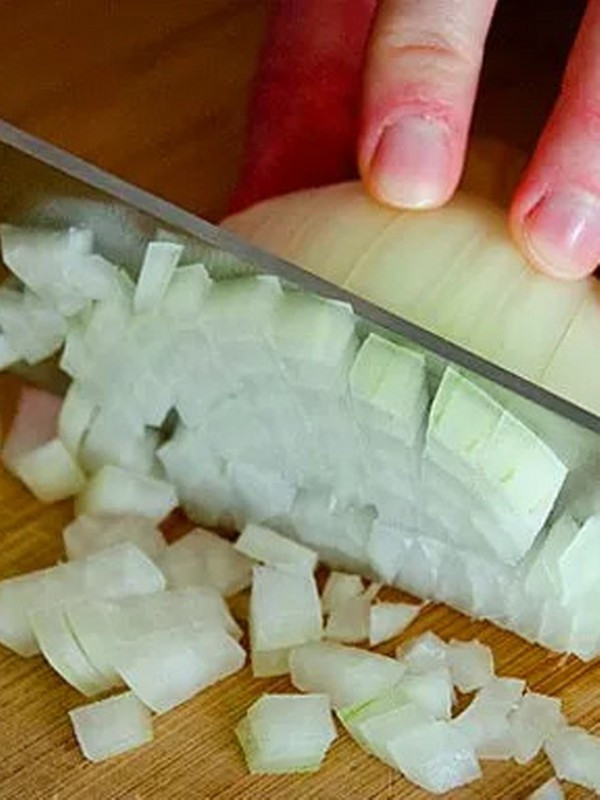 Yemek yaparken ağlamayın soğanın göz yakmaması için bu yöntemleri deneyin - Resim: 1