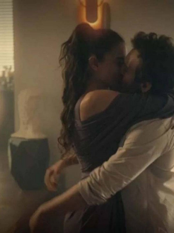 Demet Özdemir yine yaptı yapacağını! Bu cesur sahneler çok konuşulur - Resim: 1