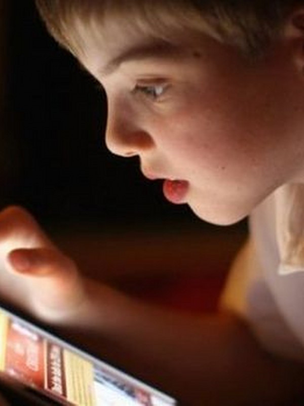 Cep telefonu yüzünüze zarar veriyor! Ne alaka demeyin bakın sebebi neymiş… - Resim: 0