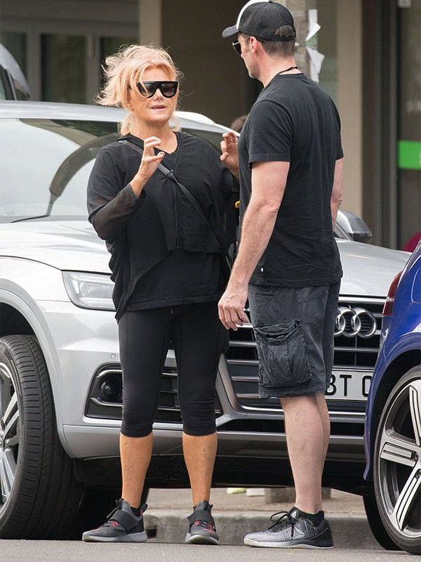 Kimselere aldırış etmedi! Sokak ortasında öpücüklere boğdu - Resim: 3