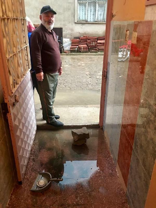 Turgutlu'da rögarlar tıkandı: Evleri su bastı! - Resim: 4