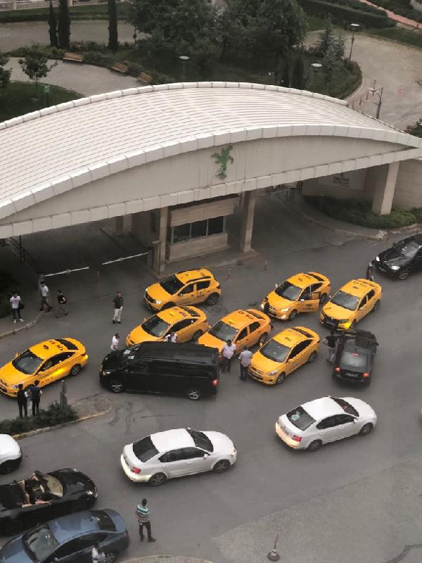 İstanbul'da şok görüntü! Bir anda etrafını sardılar ve... - Resim: 2