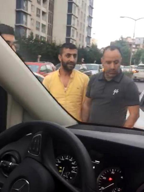 İstanbul'da şok görüntü! Bir anda etrafını sardılar ve... - Resim: 3
