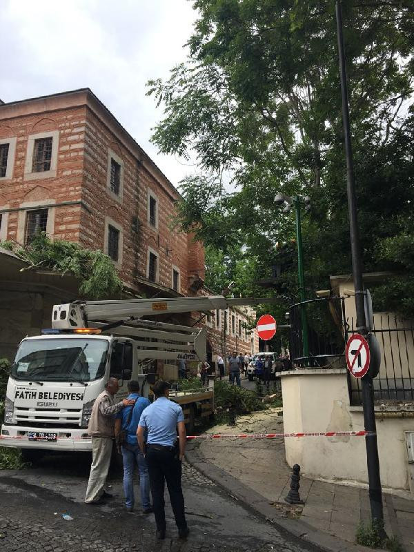 İstanbul'da sağanak yağmur caminin üstüne ağaç devirdi - Resim: 1