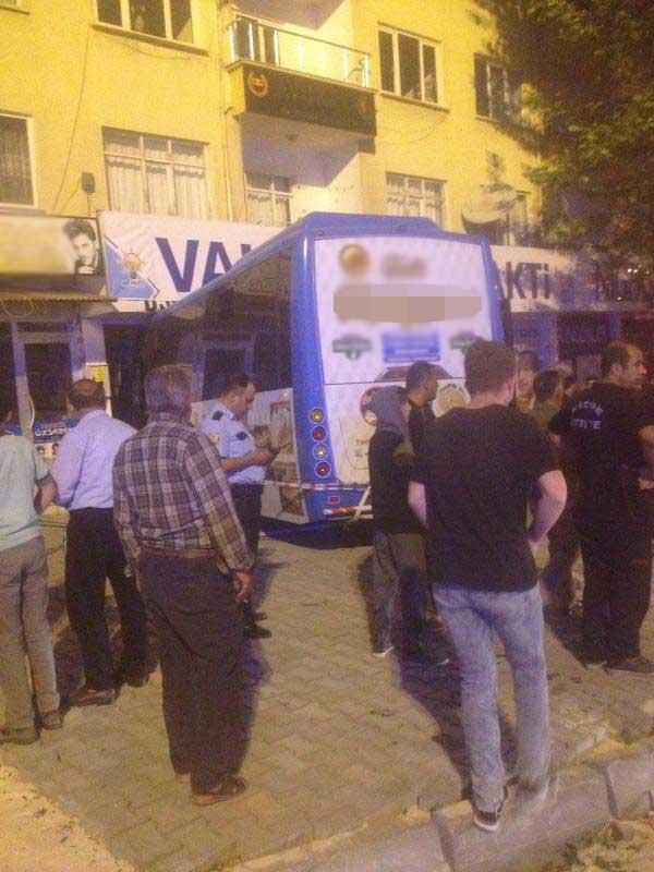 Halk otobüsü, AK Parti seçim bürosuna daldı! - Resim: 4