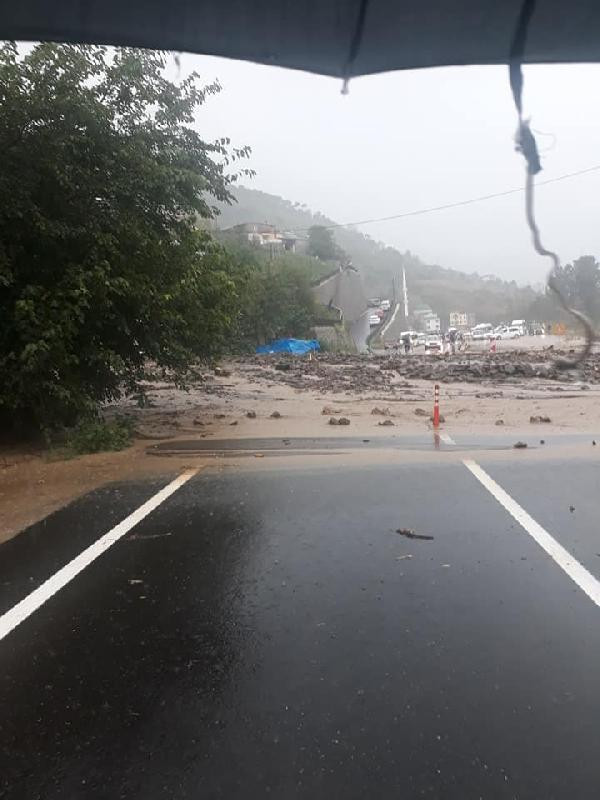 Trabzon’u sel ve heyelan vurdu; karayolu ulaşıma kapandı - Resim: 1