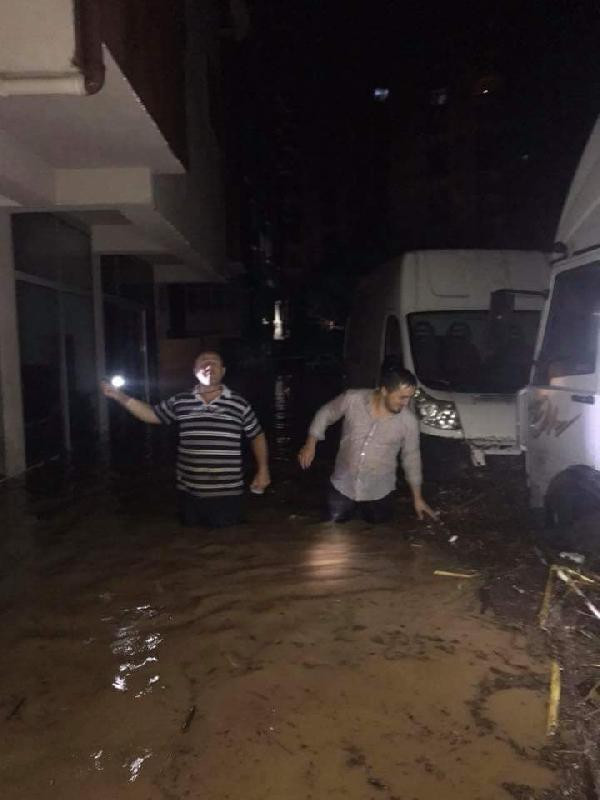 Trabzon’u sel ve heyelan vurdu! Yollar kapandı, mahsur kalanlar oldu - Resim: 2