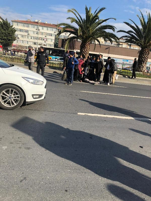 Motosiklet dehşeti: Önce yayaya sonra duraktakilere çarptı! - Resim: 4