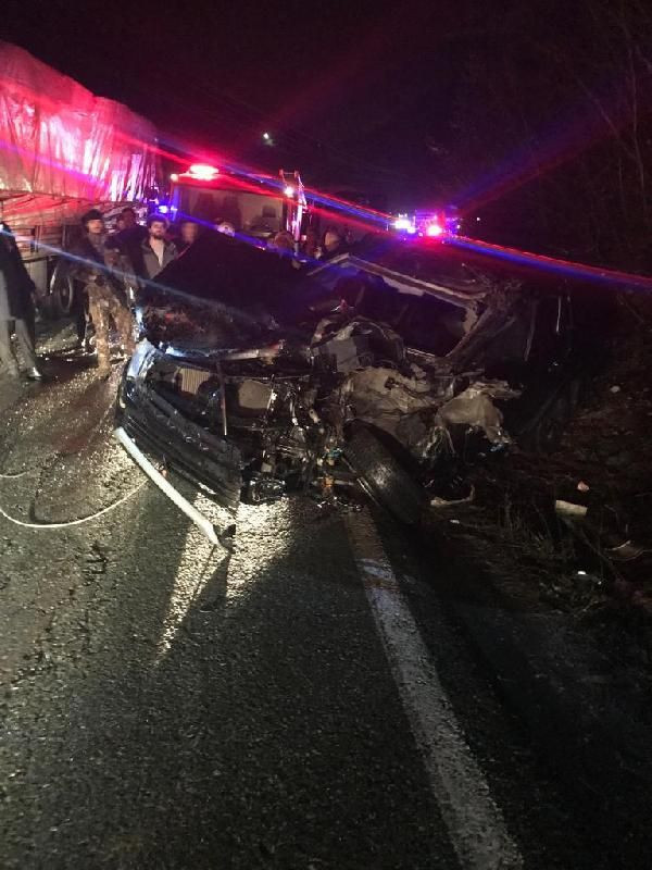 Artvin'de korkutan kaza! Erdoğan'a eşlik eden PÖH minibüsüne TIR çarptı - Resim: 1