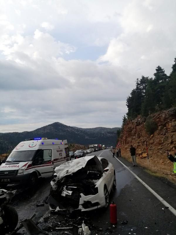 Akseki'de iki otomobil çarpıştı: 4 kişi hayatını kaybetti 2 kişi de yaralandı - Resim: 3