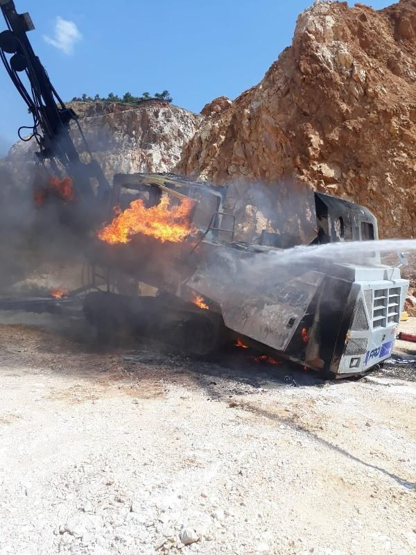 Bursa'da 1,5 milyon liralık iş makinesi cayır cayır yandı! - Resim: 1