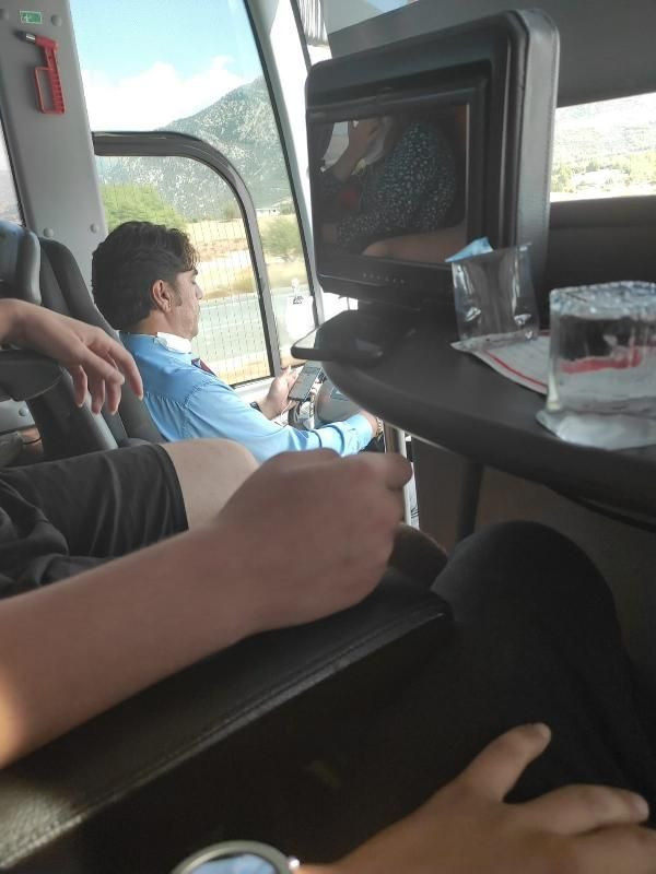 Yolcu otobüsü şoförü pes dedirtti! Cep telefonuyla oynayıp çekirdek çitledi - Resim: 3