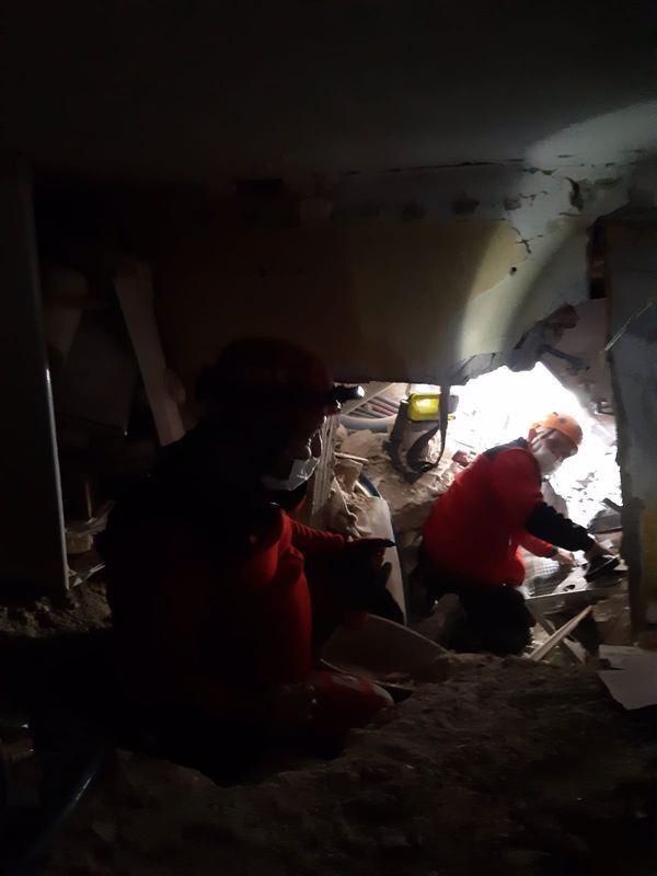 İzmir'de enkazdan aile dramı çıktı torununun elini 14 saat bırakmadı! - Resim: 3