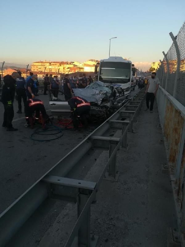 Ankara'da feci kaza! Karşı şeride geçip midibüse çarpan otomobildeki 5 kişi öldü - Resim: 2