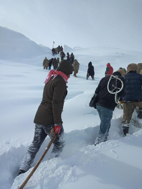 Hakkari'de uzman çavuş el bombasının kazara patlamasıyla şehit oldu! Şehidin cenazesi yaya olarak gidilerek alındı - Resim: 1