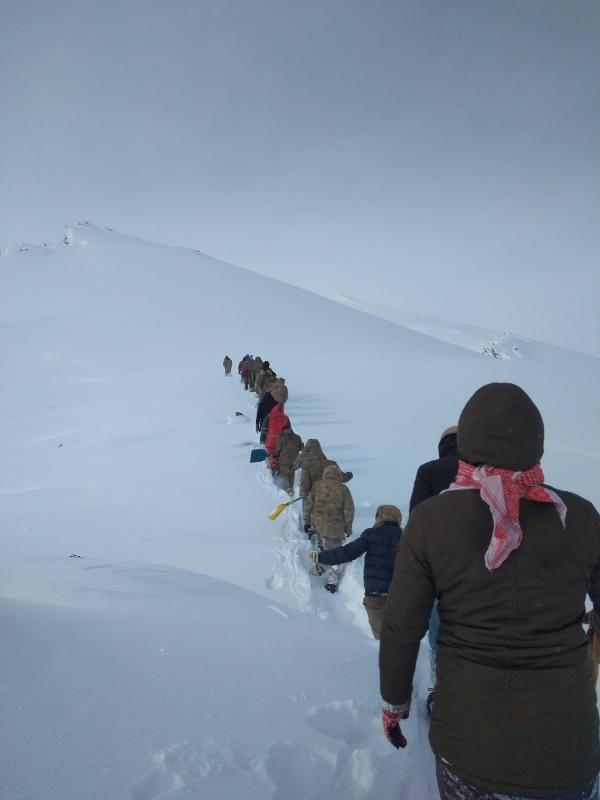 Hakkari'de uzman çavuş el bombasının kazara patlamasıyla şehit oldu! Şehidin cenazesi yaya olarak gidilerek alındı - Resim: 2