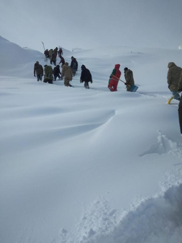 Hakkari'de uzman çavuş el bombasının kazara patlamasıyla şehit oldu! Şehidin cenazesi yaya olarak gidilerek alındı - Resim: 3