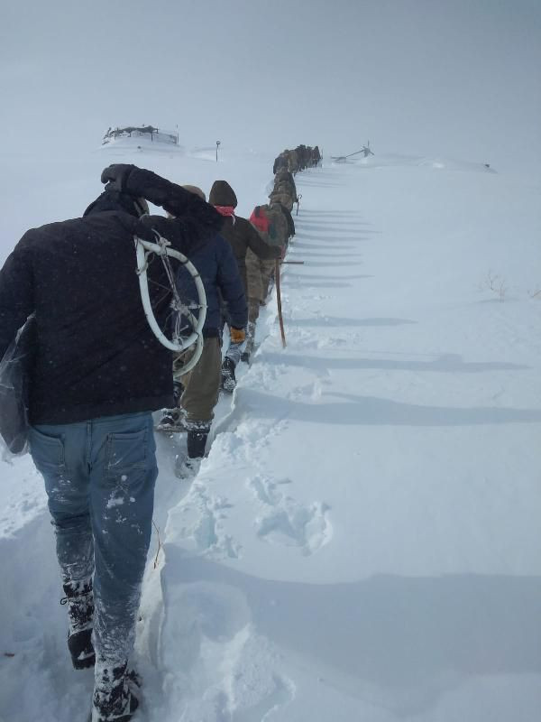 Hakkari'de uzman çavuş el bombasının kazara patlamasıyla şehit oldu! Şehidin cenazesi yaya olarak gidilerek alındı - Resim: 4