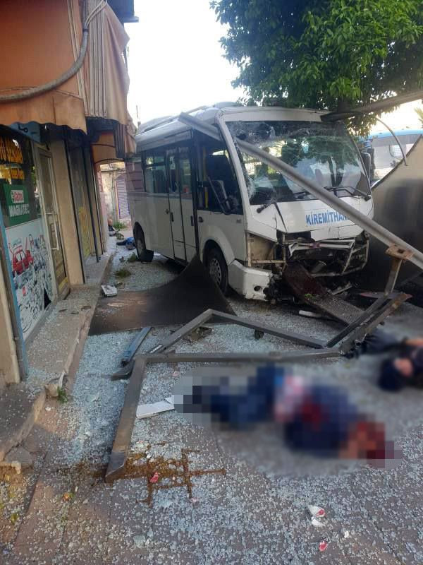 Adana'da korkunç kaza! Dolmuş durakta bekleyenleri ezdi ölü ve yaralılar var - Resim: 3