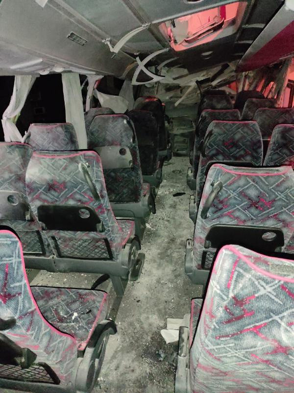 İzmir'de korku dolu anlar! Servis midibüsü mobilya mağazasına girdi: 12 yaralı - Resim: 0