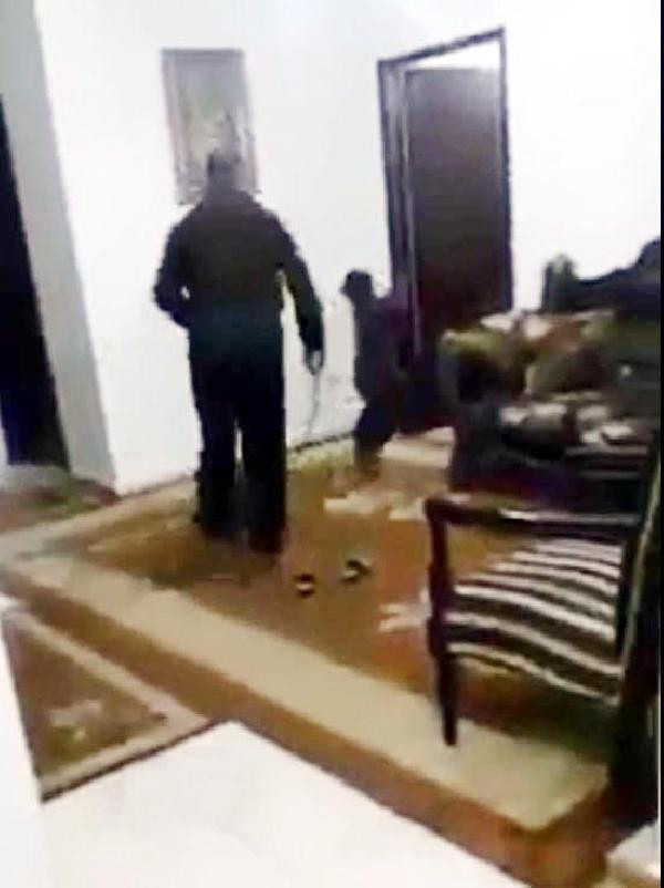 El ve ayaklarını bağladığı oğlunu hortumla dövdü! - Resim: 2